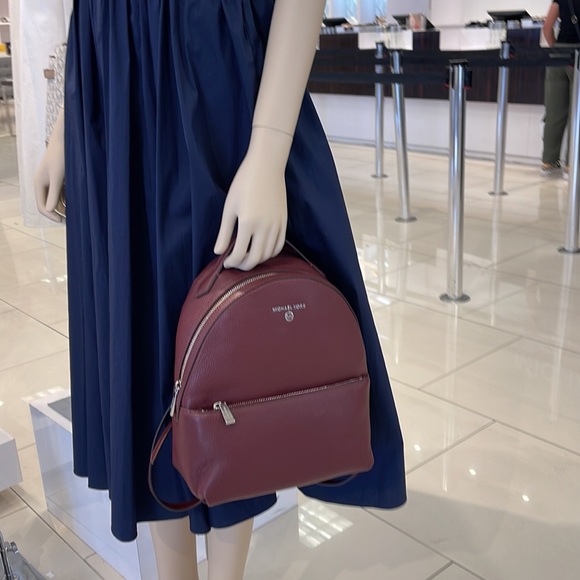 Michael Kors Women's Valerie Medium Pebbled Leather Backpack
NWT - Picture 16 of 16